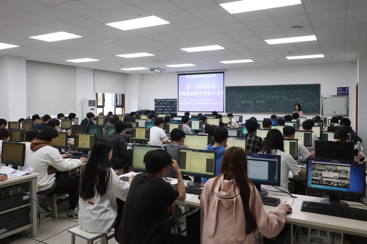 藍橋競技顯鋒芒，計科學子搶新高